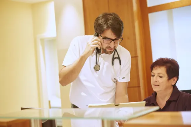 Dr. Callitsis telefoniert am Empfang